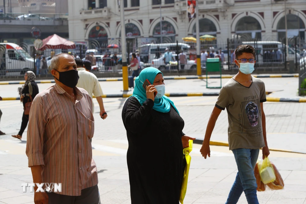 Người dân đeo khẩu trang phòng lây nhiễm COVID-19 tại Cairo, Ai Cập, ngày 29/9/2020. (Ảnh: THX/TTXVN)