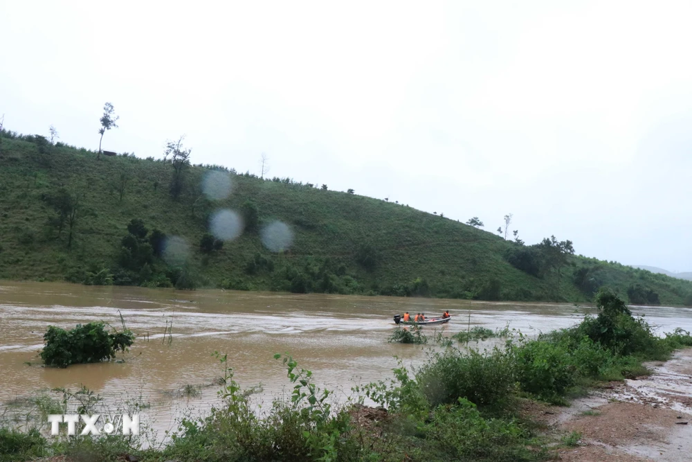 Lực lượng chức năng sử dụng canô tiếp tế lương thực, di dời các hộ dân vùng trũng thấp ở Cư San, huyện M' Đrắk, lên nơi an toàn. (Ảnh: Anh Dũng/TTXVN)