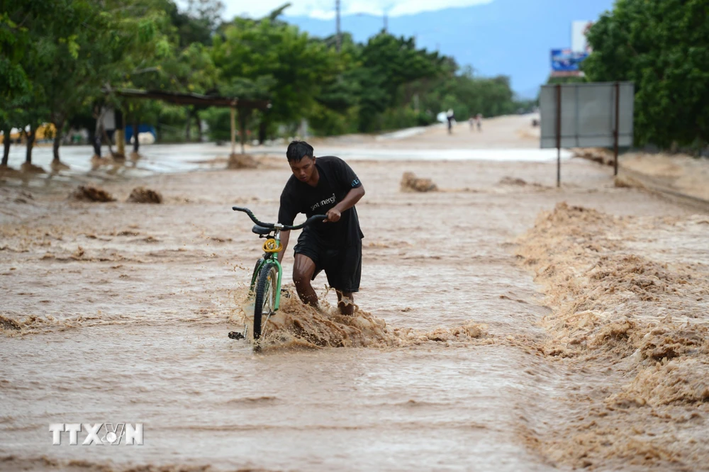 Cảnh ngập lụt sau mưa lớn do ảnh hưởng của bão Eta tại Yoro, cách thủ đô Tegucigalpa, Honduras khoảng 260km về phía Nam, ngày 5/11/2020. (Ảnh: AFP/TTXVN)