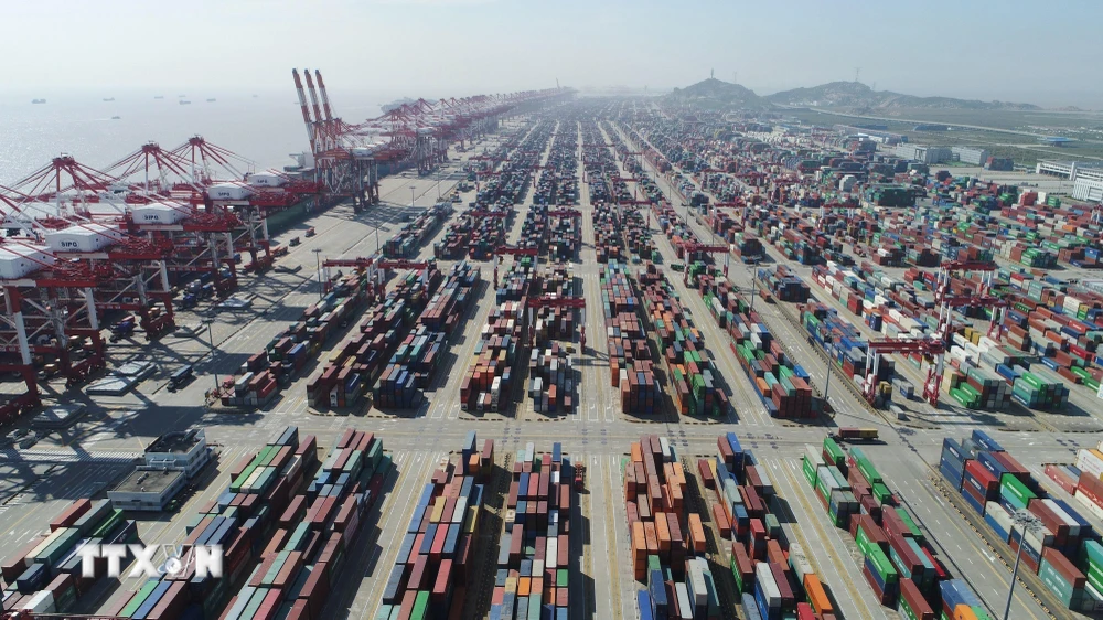 Container hàng hóa tại cảng Thượng Hải, Trung Quốc. (Ảnh: THX/TTXVN)