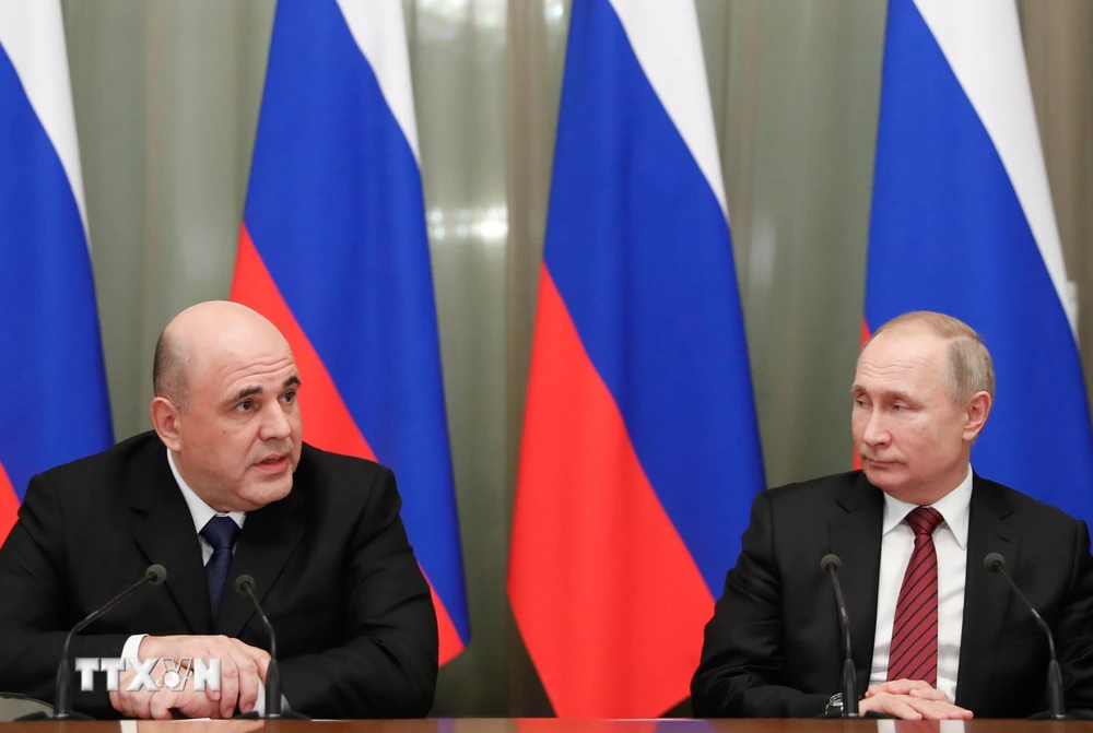 Tổng thống Nga Vladimir Putin (phải) và Thủ tướng Mikhail Mishustin trong một cuộc họp tại Moskva. (Ảnh: AFP/TTXVN)