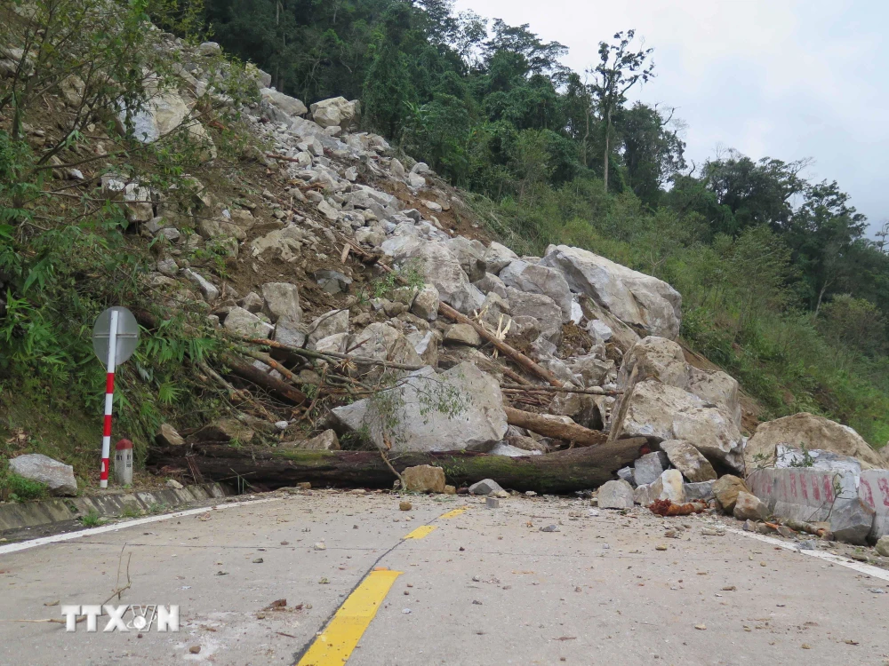 Một vị trí sạt lở với hàng ngàn tấn đất đá đổ từ trên cao xuống. Hiện các tuyến đường bị sạt lở trên địa bàn Kon Tum đã được thông tuyến. (Ảnh: Dư Toán/TTXVN)
