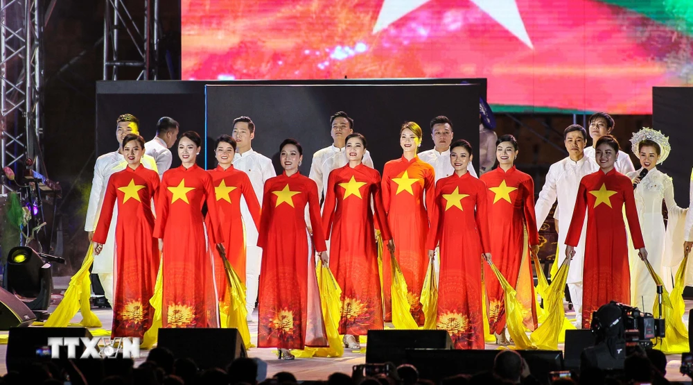 Nghệ sỹ Việt Nam biểu diễn trong lễ bế mạc SEA Games 30. (Ảnh: Hoàng Linh/TTXVN)