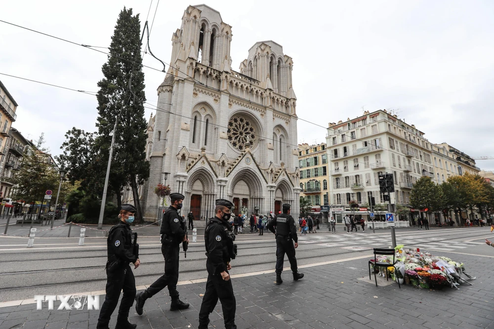 Cảnh sát tuần tra tại khu vực nhà thờ Notre Dame ở thành phố Nice, Pháp ngày 31/10/2020, hai ngày sau khi xảy ra vụ tấn công bằng dao. (Ảnh: AFP/TTXVN)