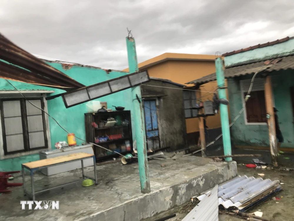 Cơn bão số 13 làm tốc mái nhiều nhà dân ở huyện Phú Vang, Thừa Thiên-Huế. (Ảnh: TTXVN phát)