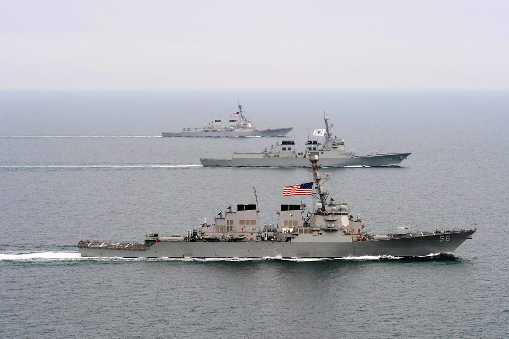 Tàu khu trục ROKS Seoae-Yu-Seong-Ryong (DDG 993) (giữa) của Hàn Quốc và các tàu khu trục được trang bị tên lửa dẫn đường của Mỹ tham gia cuộc tập trận chung "Đại bàng non" tại bán đảo Triều Tiên. (Ảnh: AFP/TTXVN)