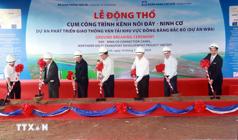 Lãnh đạo Bộ Giao thông Vận tải, tỉnh Nam Định và đại diện Ngân hàng Thế giới tại Việt Nam thực hiện nghi thức động thổ xây dựng cụm công trình kênh nối sông Đáy với sông Ninh Cơ. (Ảnh: Văn Đạt/TTXVN)