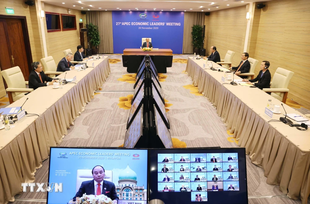 Thủ tướng Nguyễn Xuân Phúc tham dự Hội nghị Cấp cao APEC lần thứ 27 tại điểm cầu Hà Nội. (Ảnh: Thống Nhất/TTXVN)