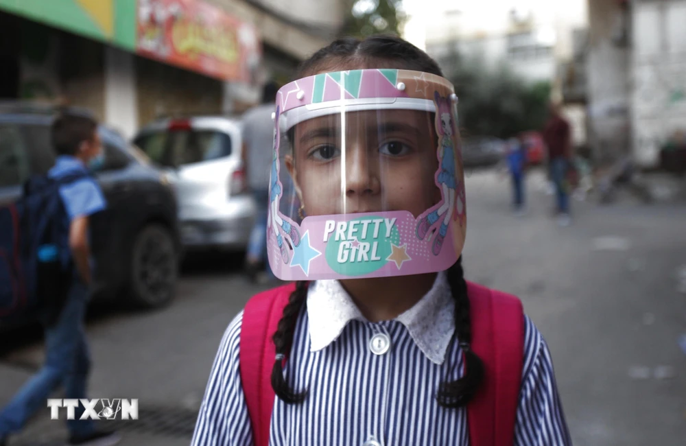 Trẻ em đeo mặt nạ bảo hộ phòng lây nhiễm COVID-19 tại trại tị nạn Al-Amari ở thành phố Ramallah, Bờ Tây, ngày 6/9/2020. (Ảnh: THX/TTXVN)