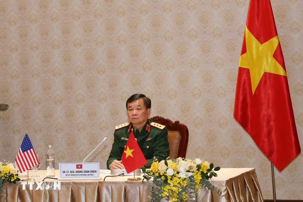 Thượng tướng Hoàng Xuân Chiến, Thứ trưởng Bộ Quốc phòng Việt Nam tham gia buổi họp trực tuyến tại điểm cầu Hà Nội. (Ảnh: Hồng Pha/TTXVN phát)