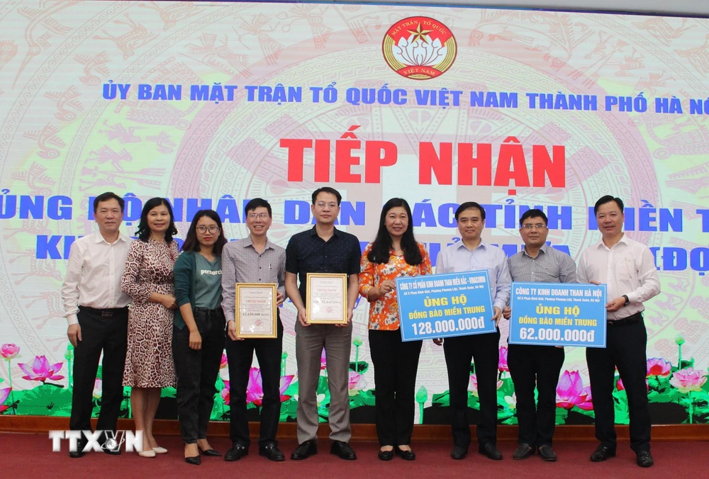Ủy ban Mặt trận Tổ quốc Việt Nam thành phố Hà Nội tổ chức lễ tiếp nhận ủng hộ của nhiều cơ quan, đơn vị, doanh nghiệp. (Ảnh: Nguyễn Thắng/TTXVN)