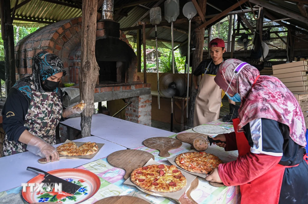 Nhà hàng pizza tại ngôi làng nhỏ Jemapoh, Malaysia, ngày 5/11/2020. (Ảnh: AFP/TTXVN)