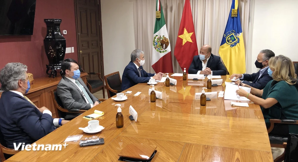 Toàn cảnh cuộc gặp giữa Đại sứ Nguyễn Hoài Dương và Thống đốc Enrique Alfaro Ramírez. (Ảnh: Việt Hùng/Vietnam+)