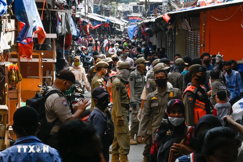 Cảnh sát Indonesia tuần tra tại một khu chợ ở thủ đô Jakarta. (Nguồn; AFP/TTXVN)