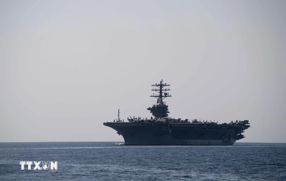 Tàu sân bay USS Nimitz của Hải quân Mỹ đi qua Eo biển Hormuz ngày 18/9/2020. (Ảnh: AFP/TTXVN)