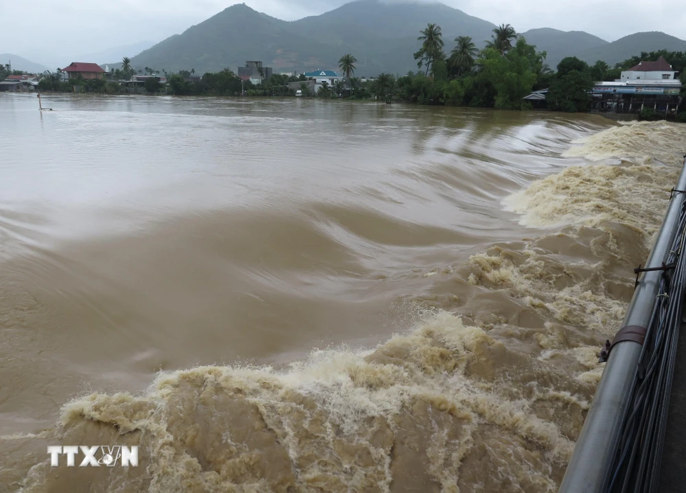 Nước lũ đổ về sông Cái gây ngập lụt cục bộ ở một số địa phương của tỉnh Khánh Hòa. (Ảnh: Phan Sáu/TTXVN)