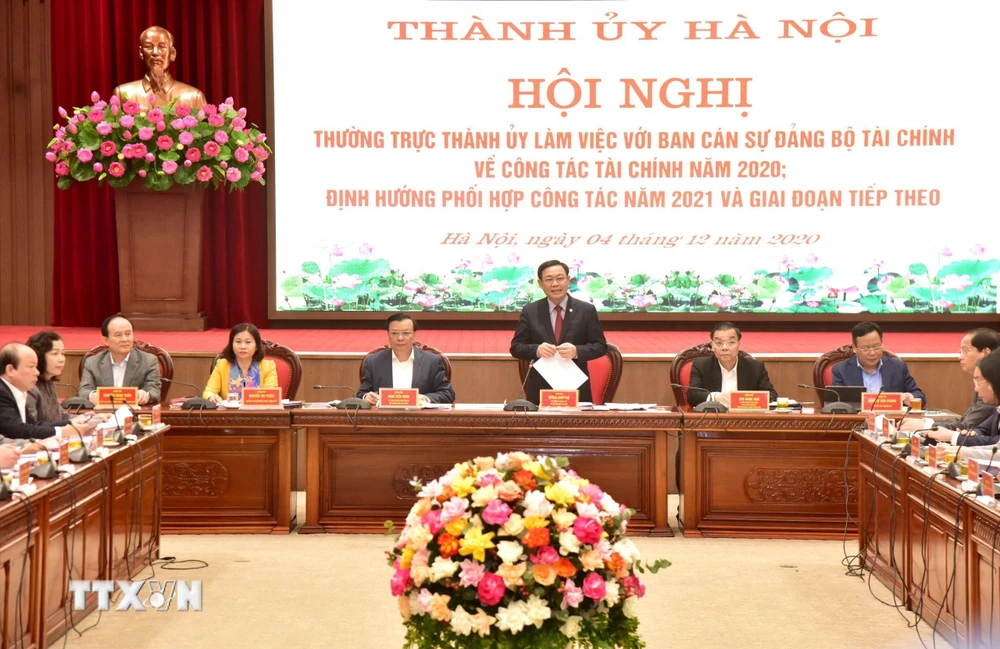 Bí thư Thành ủy Hà Nội Vương Đình Huệ phát biểu tại buổi làm việc với Ban Cán sự đảng Bộ Tài chính. (Ảnh: TTXVN)