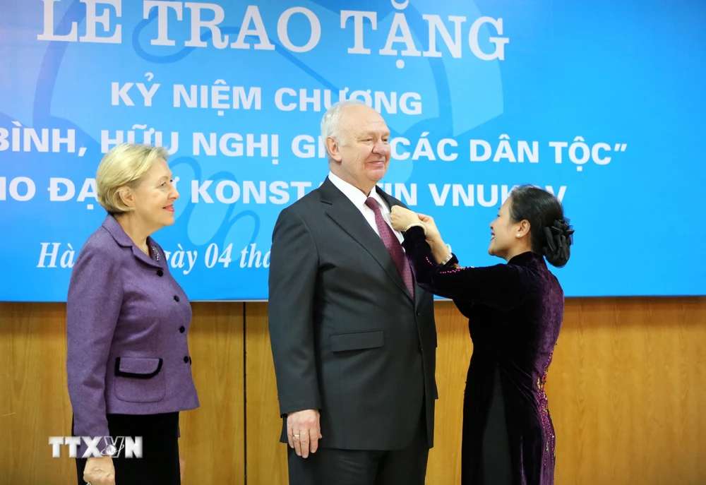 Chủ tịch Liên hiệp các tổ chức hữu nghị Việt Nam Nguyễn Phương Nga gắn Kỷ niệm chương "Vì hòa bình, hữu nghị giữa các dân tộc" tặng Đại sứ Liên bang Nga tại Việt Nam Konstantin Vnukov. (Ảnh: TTXVN)