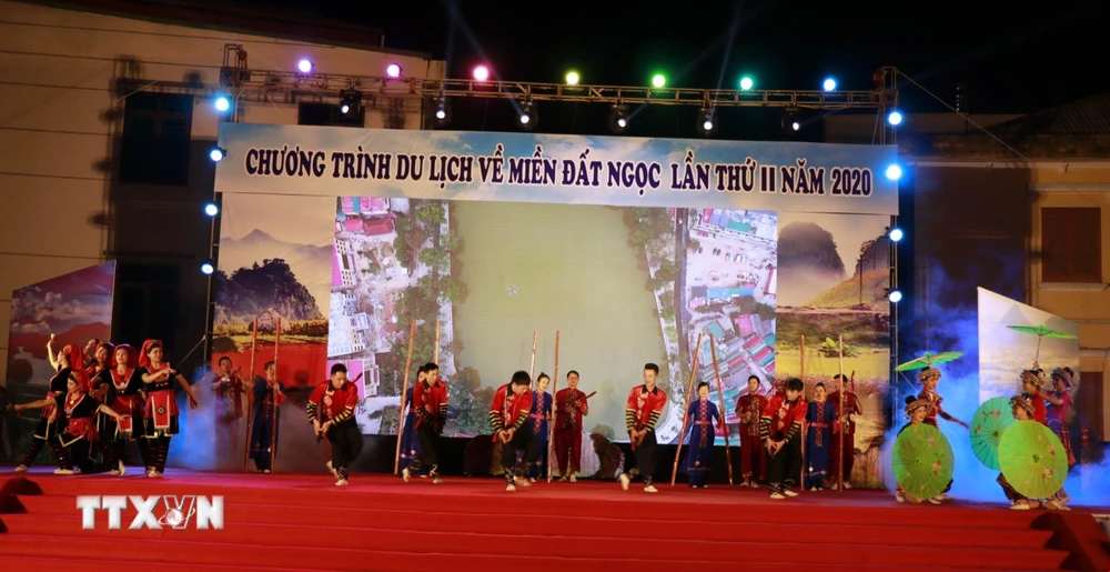 Hơn 100 nghệ nhân, diễn viên quần chúng các dân tộc huyện Lục Yên biểu diễn chương trình nghệ thuật đặc sắc với chủ đề “Đất Ngọc sắc màu hội tụ”. (Ảnh: Tuấn Anh - TTXVN)