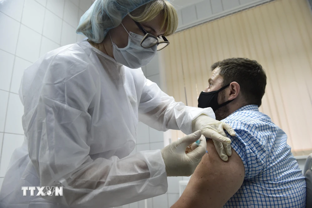 Nhân viên y tế tiêm thử nghiệm vaccine ngừa COVID-19 cho tình nguyện viên tại Moskva, Nga ngày 10/9/2020. (Ảnh: AFP/TTXVN)