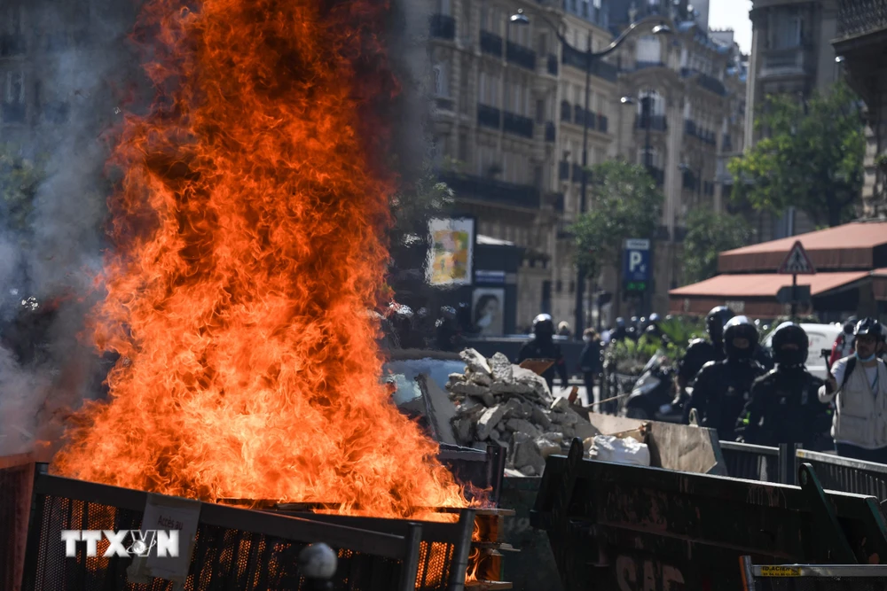Người biểu tình quá khích đốt phá trong một cuộc biểu tình tại Paris, Pháp. (Ảnh: AFP/TTXVN)