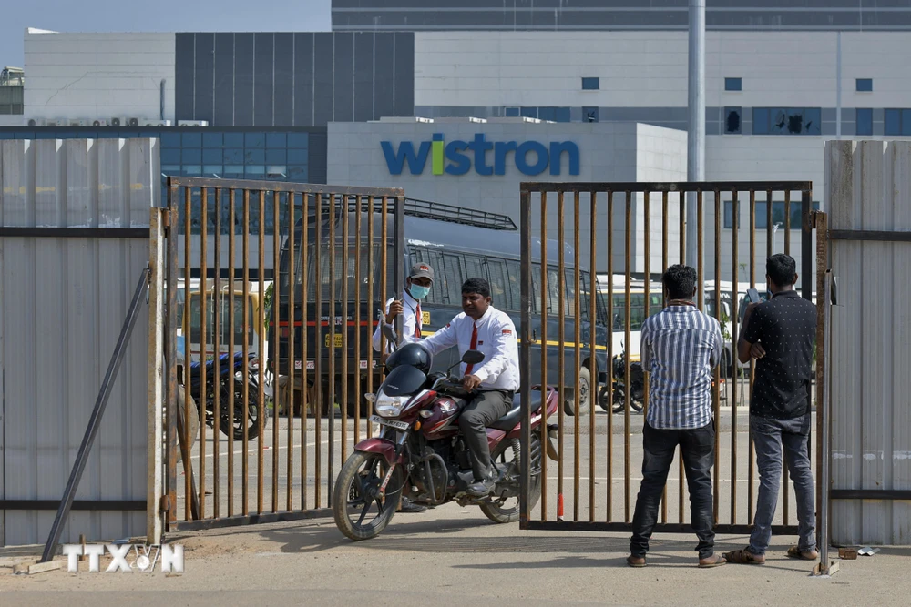 Cổng vào nhà máy Wistron Infocomm ở khu vực ngoại ô thành phố Bangalore, Ấn Độ, ngày 13/12/2020. (Ảnh: AFP/TTXVN)