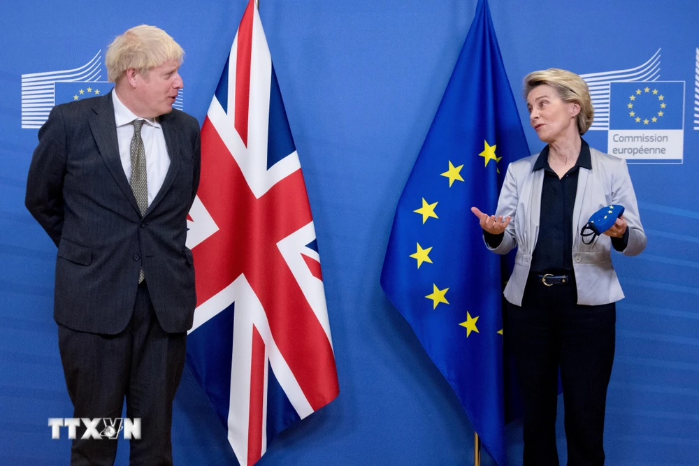 Thủ tướng Anh Boris Johnson và Chủ tịch Ủy ban châu Âu Ursula von der Leyen (phải) tại cuộc gặp ở Brussels, Bỉ, ngày 9/12/2020. (Ảnh: THX/TTXVN)
