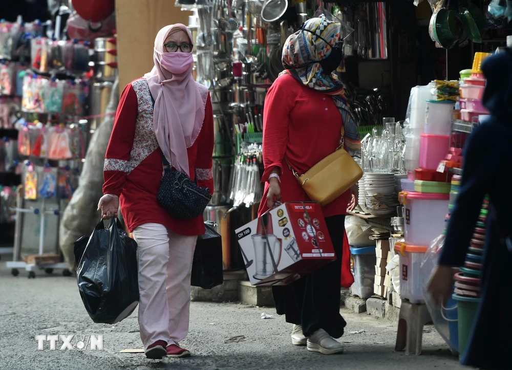 Người dân mua sắm tại một khu chợ ở Jakarta, Indonesia. (Ảnh: THX/TTXVN)