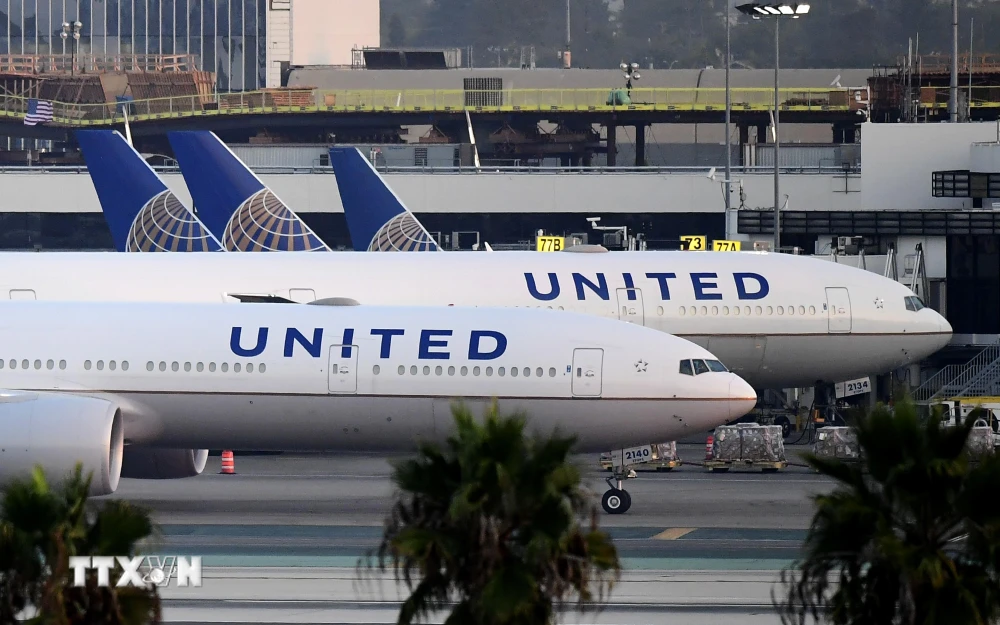 Máy bay của Hãng hàng không United Airlines tại sân bay quốc tế Los Angeles, California, Mỹ, ngày 1/10/2020. (Ảnh: AFP/TTXVN)