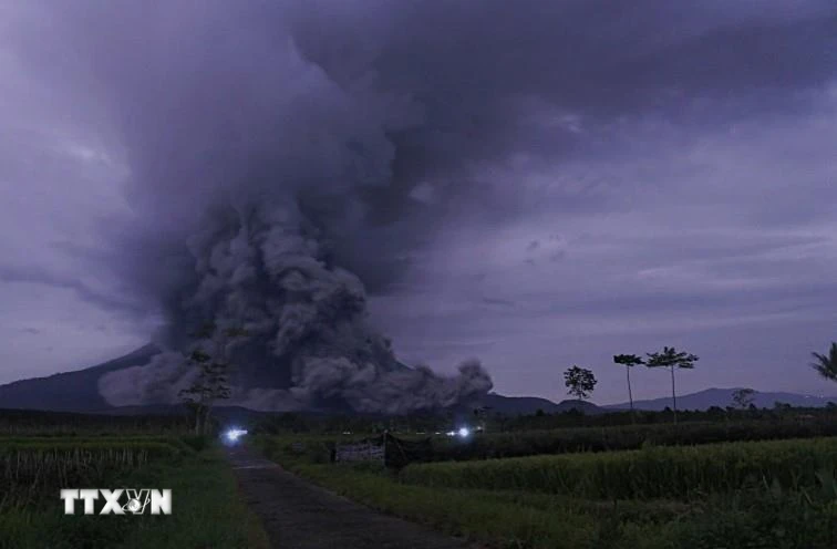 Núi lửa Semeru ở Đông Java, Indonesia phun trào dung nham ngày 1/12. (Ảnh: AFP/TTXVN)