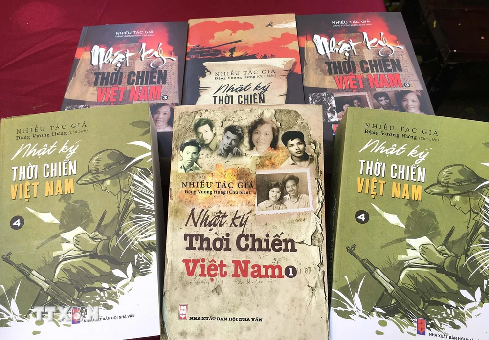 Bộ sách “Nhật ký thời chiến Việt Nam”. (Ảnh: Thanh Vũ/TTXVN)