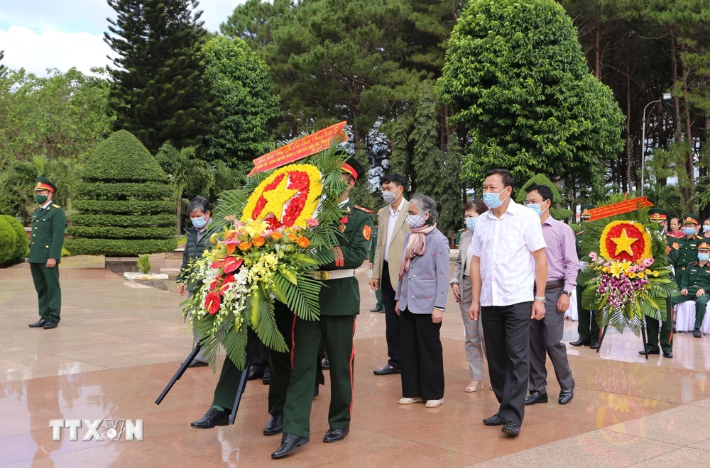 Đại diện lãnh đạo tỉnh Đắk Lắk và các Bộ, Ngành dâng hoa, dâng hương viếng tại buổi lễ. (Ảnh: TTXVN phát)