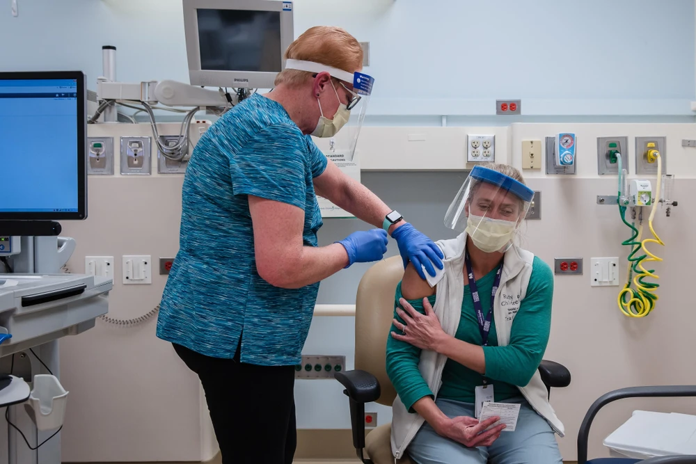 Một nhân viên y tế được tiêm vaccine phòng COVID-19 tại bệnh viện ở San Diego, California, Mỹ, ngày 15/12/2020. (Ảnh: AFP/TTXVN)