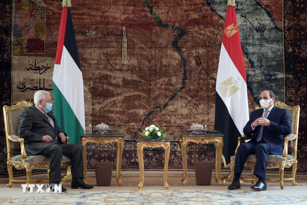 Tổng thống Ai Cập Abdel-Fattah El-Sisi (phải) và người đồng cấp Palestine Mahmoud Abbas (trái) trong cuộc gặp tại Cairo ngày 30/11/2020. (Ảnh: AFP/TTXVN)