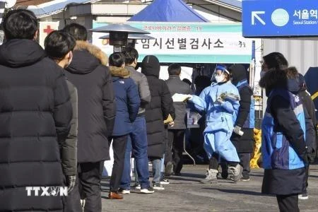 Người dân xếp hàng chờ xét nghiệm COVID-19 tại Seoul, Hàn Quốc. (Ảnh: Kyodo/ TTXVN)