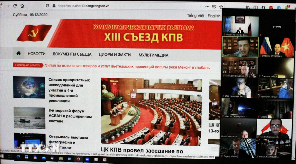 GS. Vladimir Kolotov, Viện trưởng Viện Hồ Chí Minh giới thiệu trang web về ĐH Đảng XIII (phiên bản tiếng Nga). Ảnh: Hồng Quân/TTXVN)