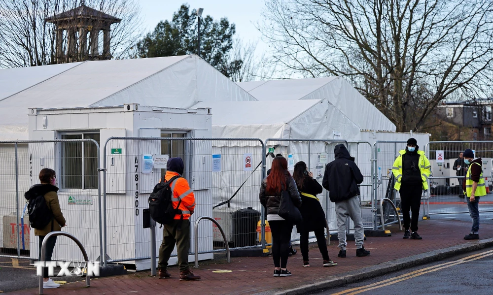 Một điểm xét nghiệm COVID-19 tại Walthamstow, đông bắc London, Anh, ngày 15/12/2020. (Ảnh: AFP/TTXVN)