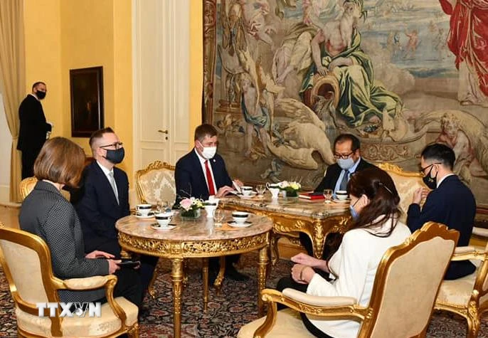 Bộ trưởng Ngoại giao Séc Tomáš Petříček (thứ ba từ bên trái) tiếp Đại sứ Thái Xuân Dũng tại trụ sở Bộ Ngoại giao Séc.(Ảnh: TTXVN phát)