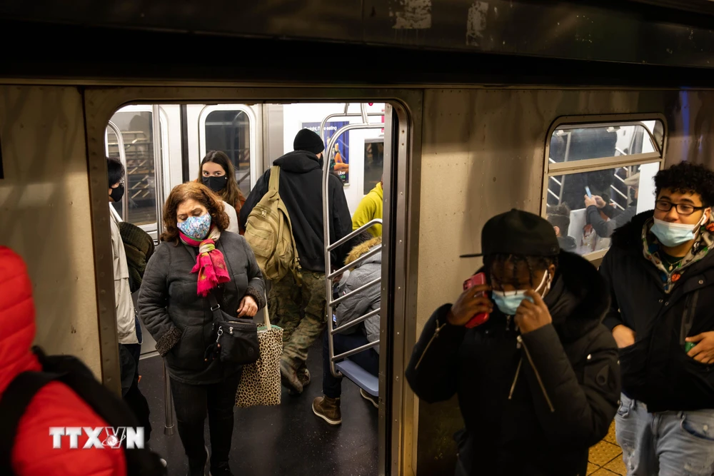 Người dân đeo khẩu trang phòng lây nhiễm COVID-19 tại ga tàu điện ngầm ở New York, Mỹ, ngày 12/12/2020. (Ảnh: THX/TTXVN)
