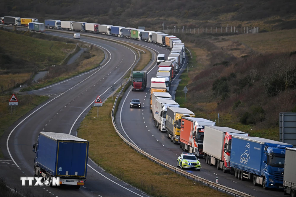Xe tải xếp hàng dài trên tuyến quốc lộ A20, tuyến đường chính dẫn tới cảng Dover, phía Nam Anh ngày 17/12/2020. (Ảnh: TTXVN phát)