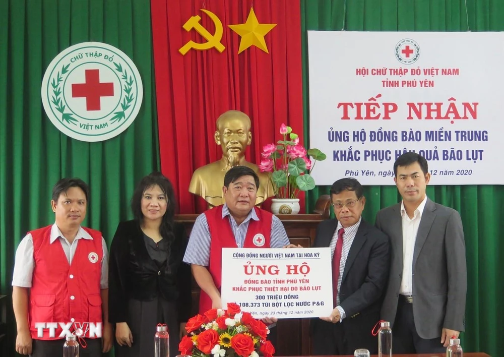 Đại diện Bộ Ngoại giao Việt Nam trao tiền và hiện vật của cộng đồng người Việt tại Mỹ ủng hộ tỉnh Phú Yên. (Ảnh: Xuân Triệu/TTXVN)