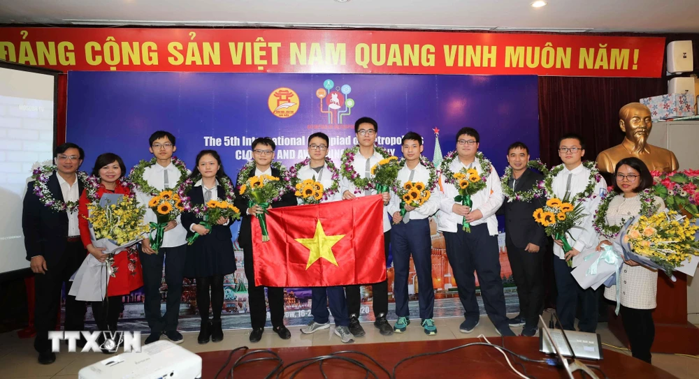 Đội tuyển Hà Nội đạt Cúp Bạc đồng đội và Top 5 thành phố xuất sắc nhất trong cuộc thi tốc độ Bliz-contest. (Ảnh: Thanh Tùng/TTXVN)
