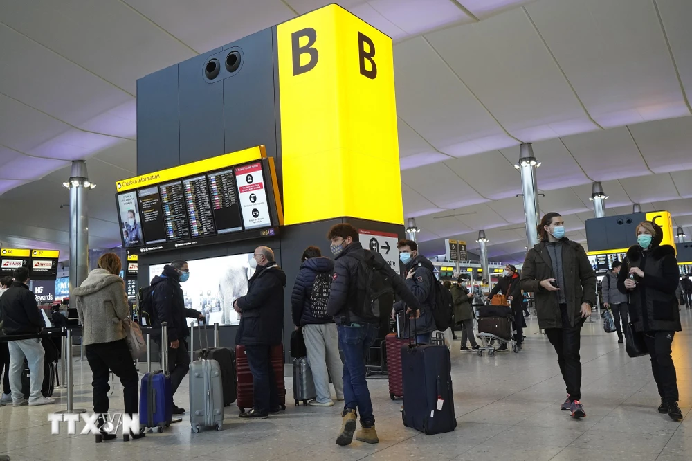 Hành khách tại sân bay Heathrow ở London, Anh ngày 21/12/2020. (Ảnh: AFP/TTXVN)