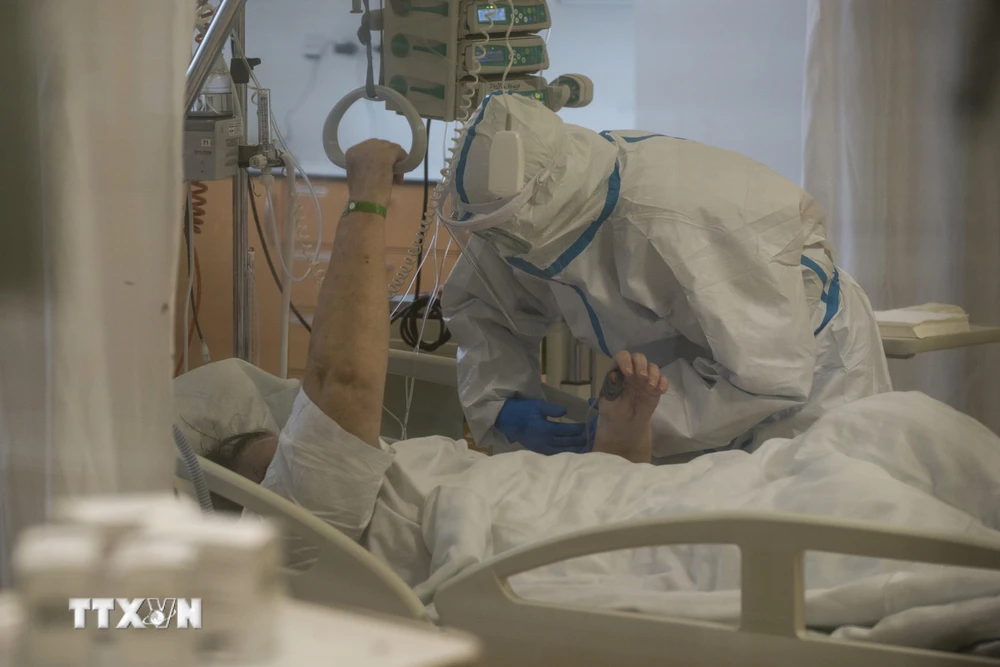 Nhân viên y tế điều trị cho bệnh nhân COVID-19 tại bệnh viện ở Praha, CH Séc. (Ảnh: AFP/TTXVN)