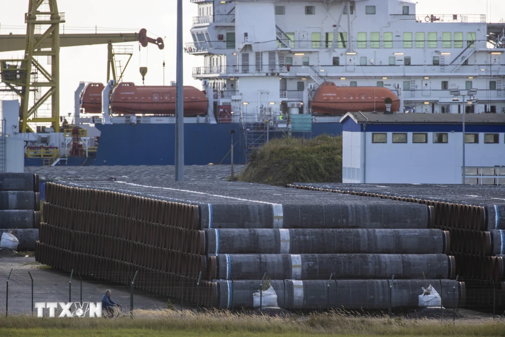Ống dẫn khí đốt của dự án "Dòng chảy phương Bắc 2" được xếp tại cảng Mukran, gần Sassnitz, Đông Bắc nước Đức ngày 7/9/2020. (Ảnh: AFP/TTXVN)