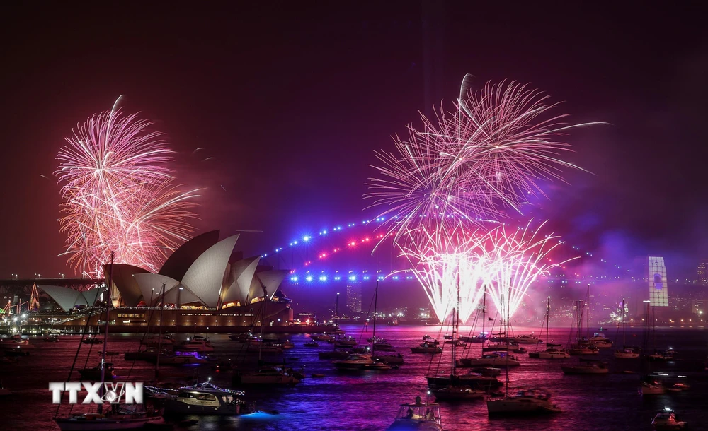 Cầu cảng Sydney rực rỡ trong sắc pháo hoa muôn màu mừng Năm mới 2020. (Ảnh: THX/TTXVN)