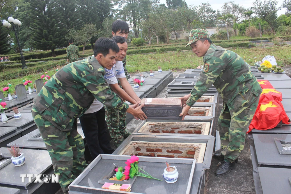 Lực lượng chức năng an táng hài cốt các liệt sỹ tại Nghĩa trang Liệt sỹ tỉnh Gia Lai. (Ảnh: Hoài Nam/TTXVN)