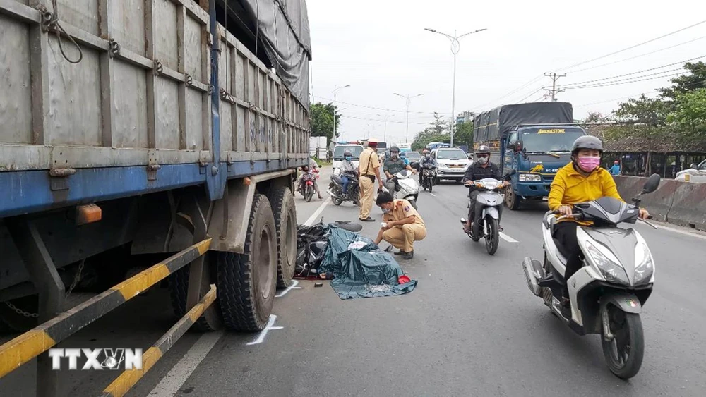 Cảnh sát giao thông xử lý tại hiện trường một vụ tai nạn. (Ảnh: Minh Trí/TTXVN)