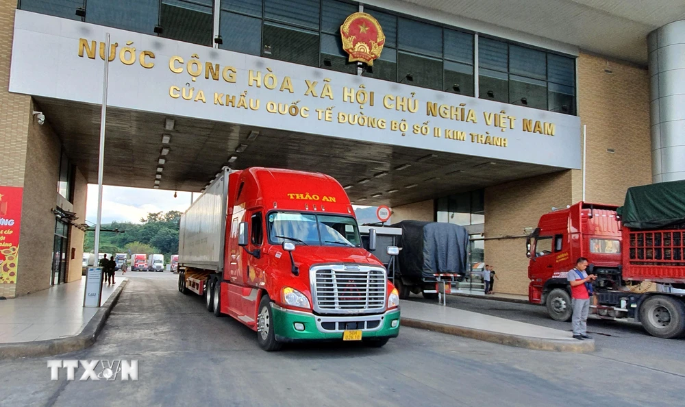 Các xe container chờ làm thủ tục xuất nhập khẩu tại cửa khẩu quốc tế đường bộ số II Kim Thành, Lào Cai. (Ảnh: Quốc Khánh/TTXVN)