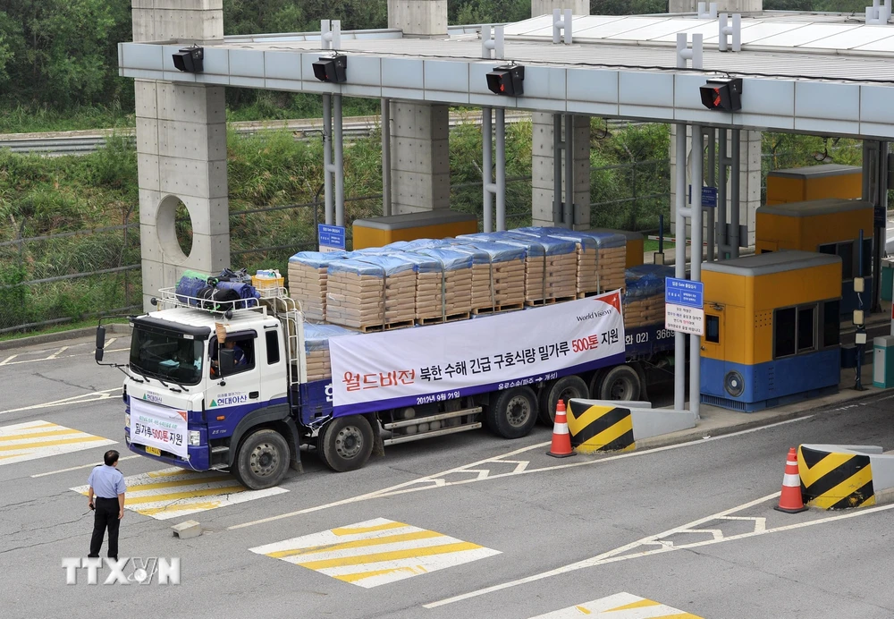 Xe tải của Hàn Quốc vận chuyển bột mì viện trợ cho Triều Tiên di chuyển qua cửa khẩu ở Paju, phía Bắc Seoul. (Ảnh: AFP/TTXVN)